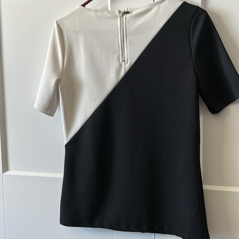 Calvin Klein Cut out Colorblock Top - Picture 7 of 10